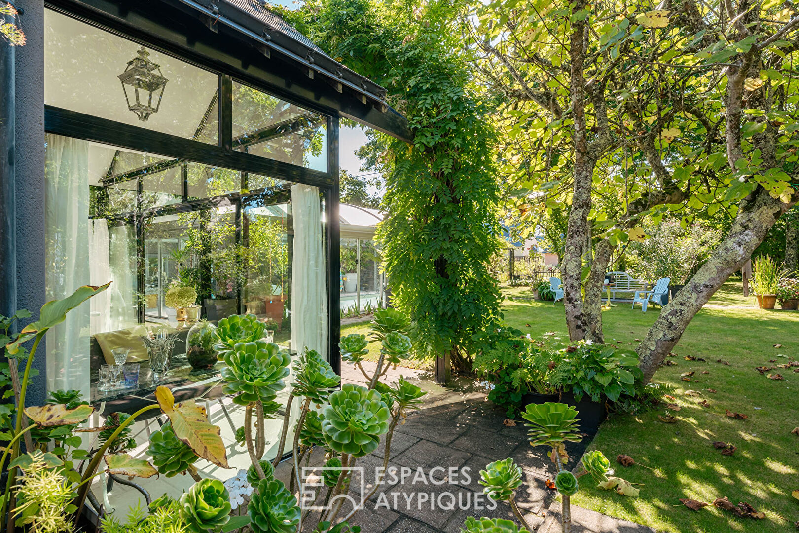 House in its green setting near Vannes