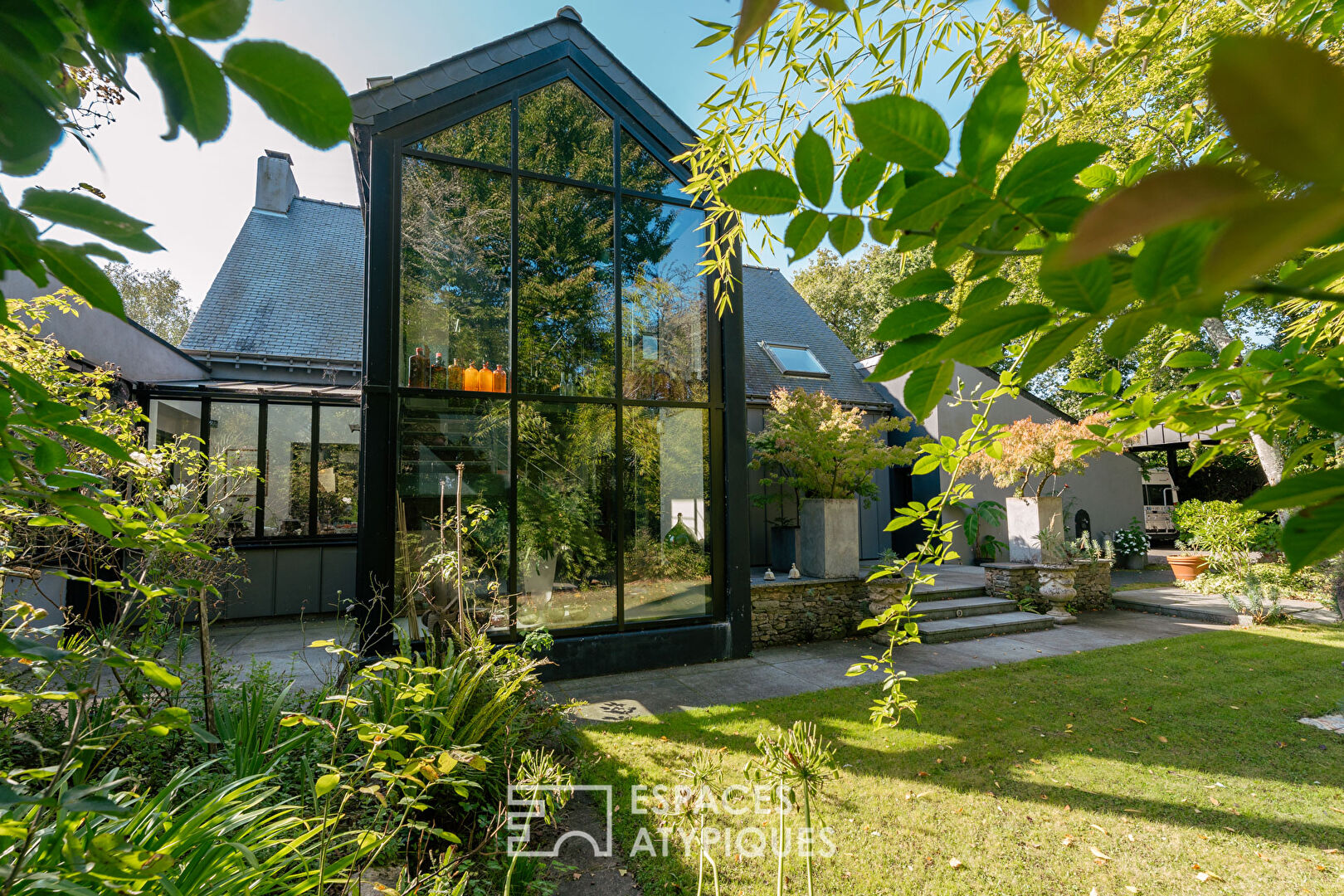 House in its green setting near Vannes