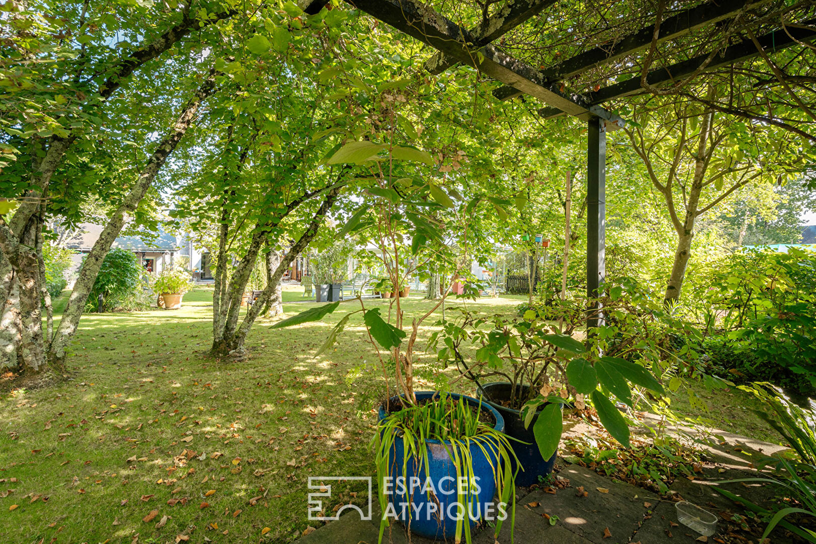 House in its green setting near Vannes