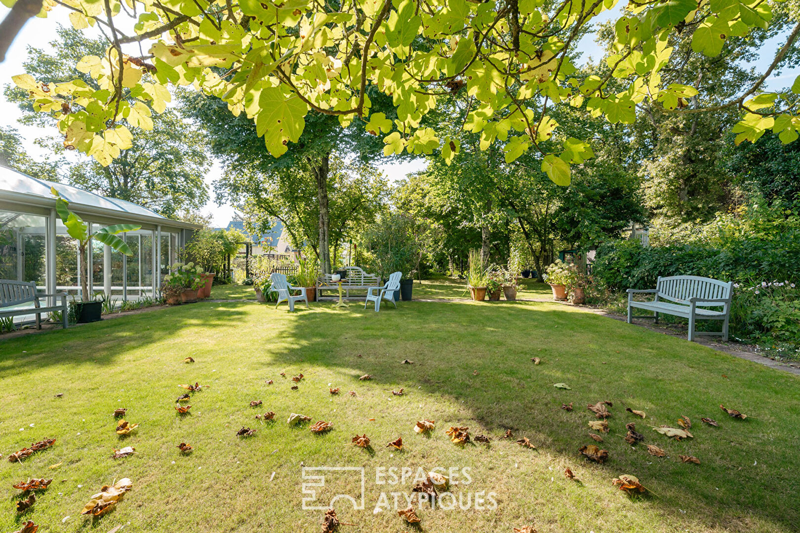 House in its green setting near Vannes