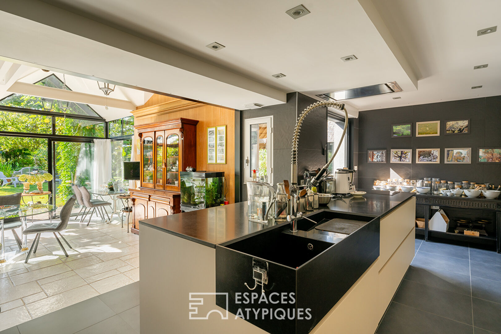House in its green setting near Vannes