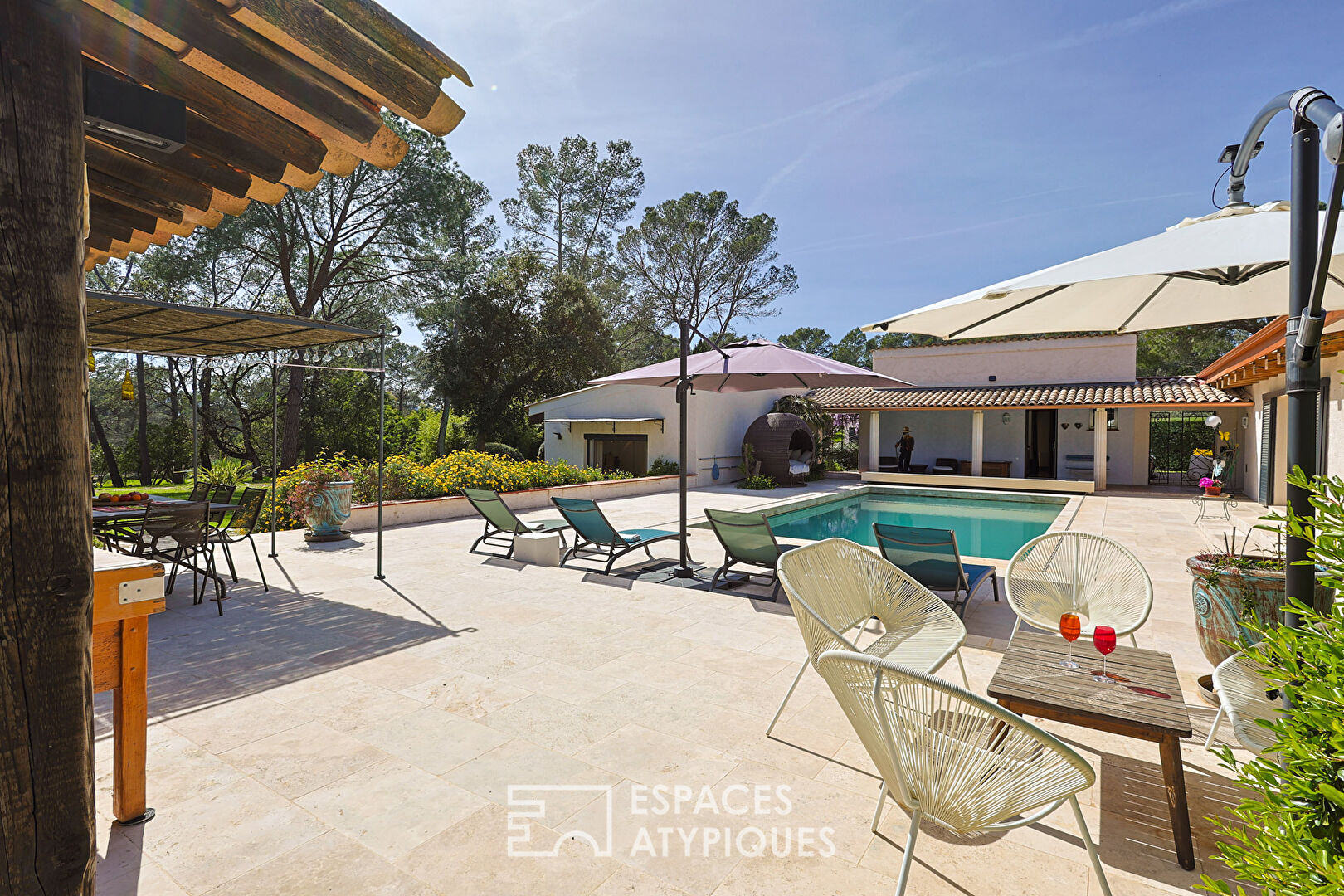 Villa d’architecte de plain-pied avec piscine