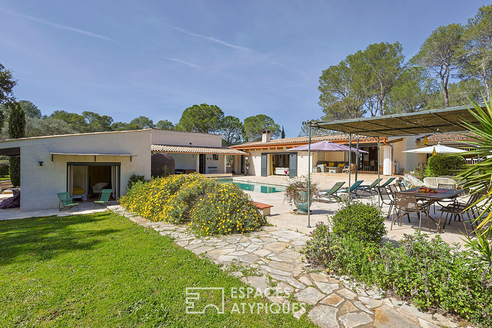 Villa d’architecte de plain-pied avec piscine