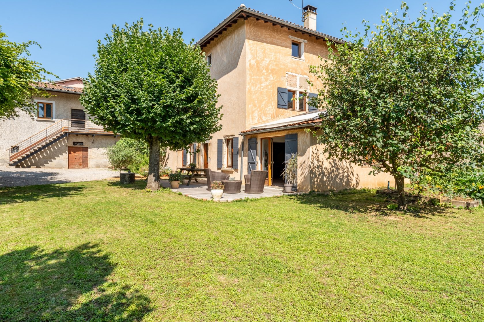Charming renovated farmhouse and its outbuildings