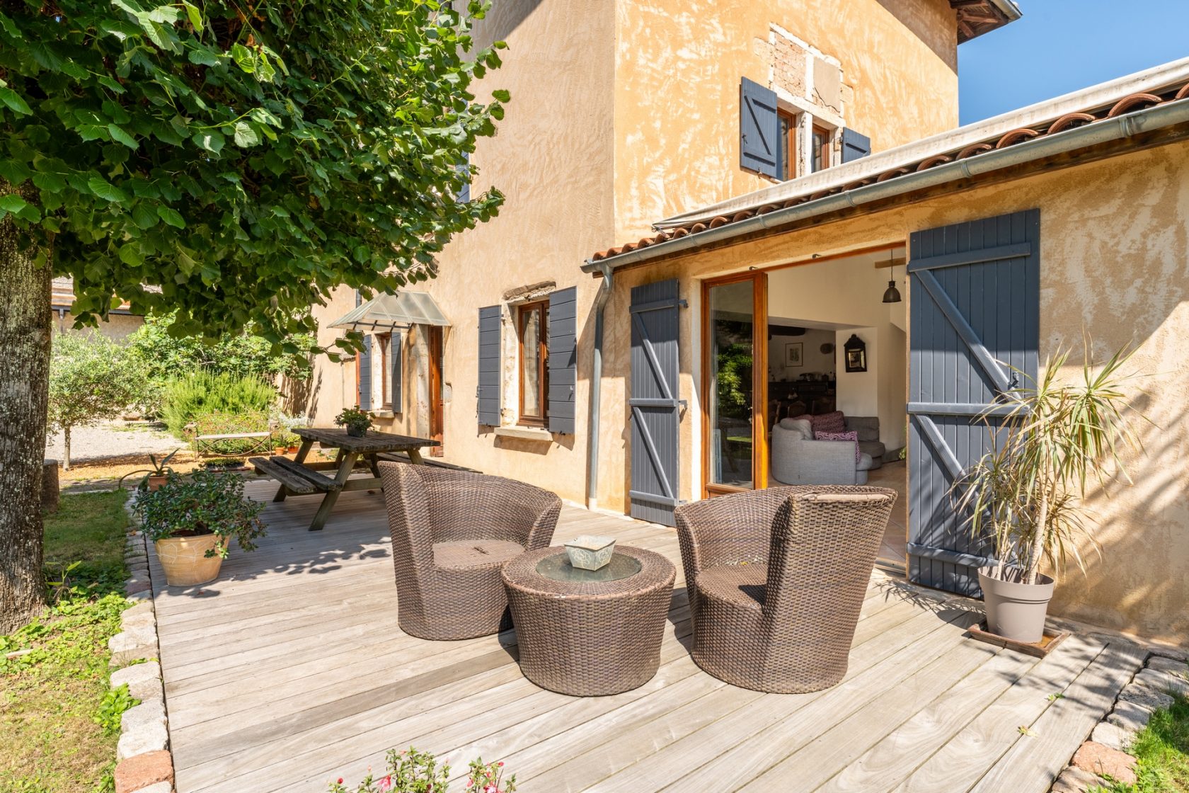 Charming renovated farmhouse and its outbuildings