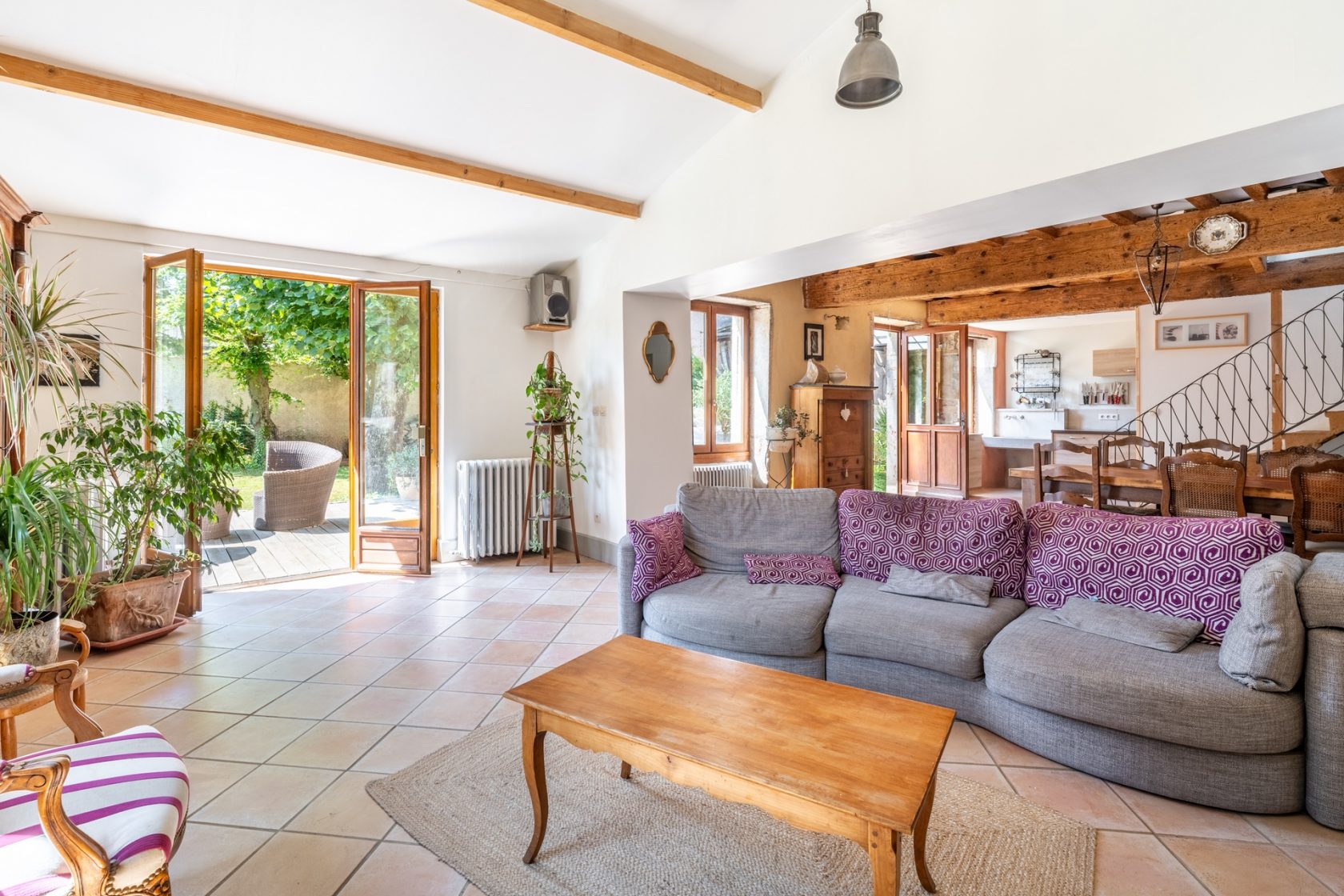 Charming renovated farmhouse and its outbuildings