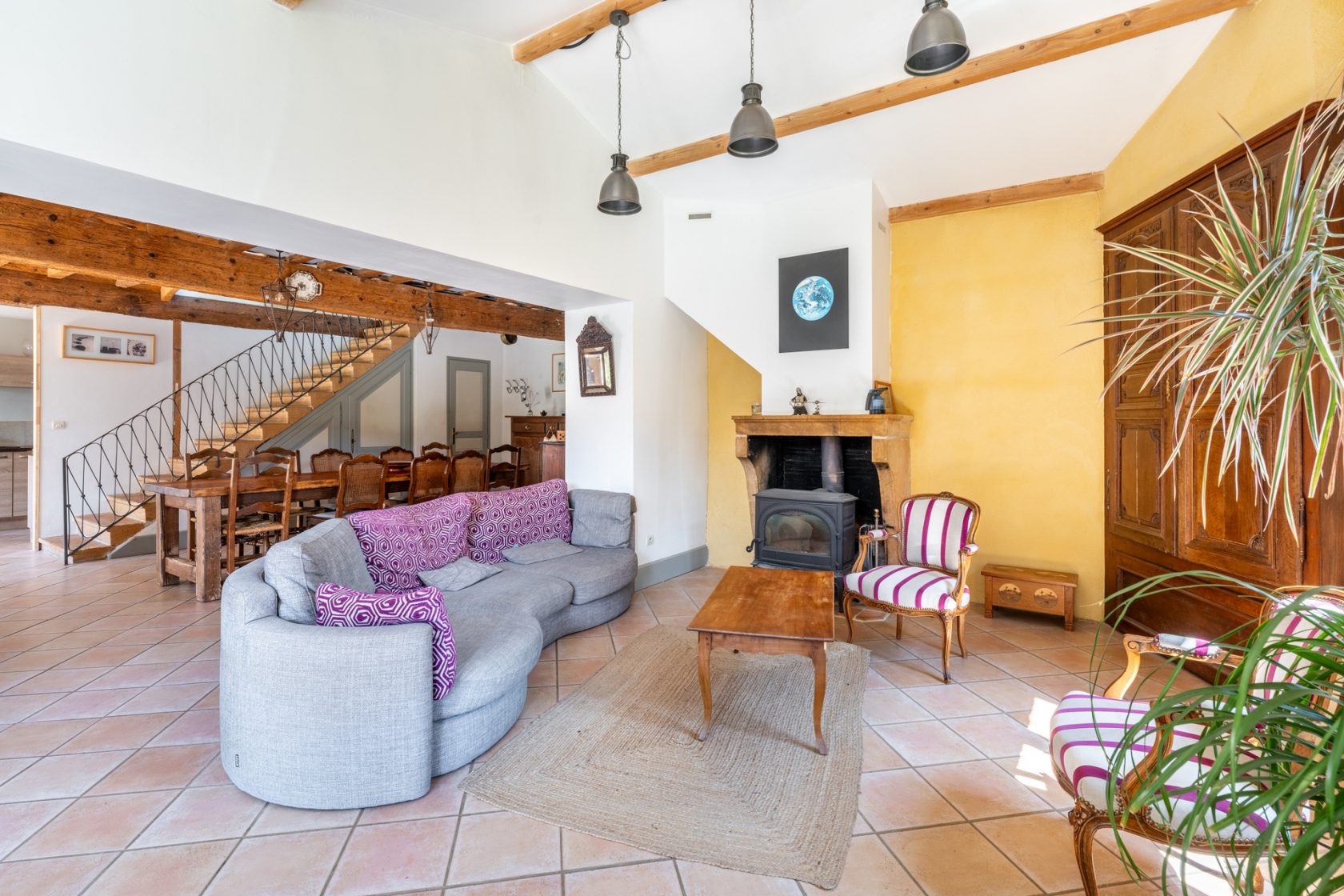 Charming renovated farmhouse and its outbuildings