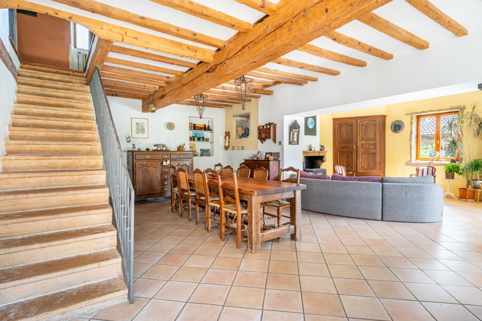 Charming renovated farmhouse and its outbuildings