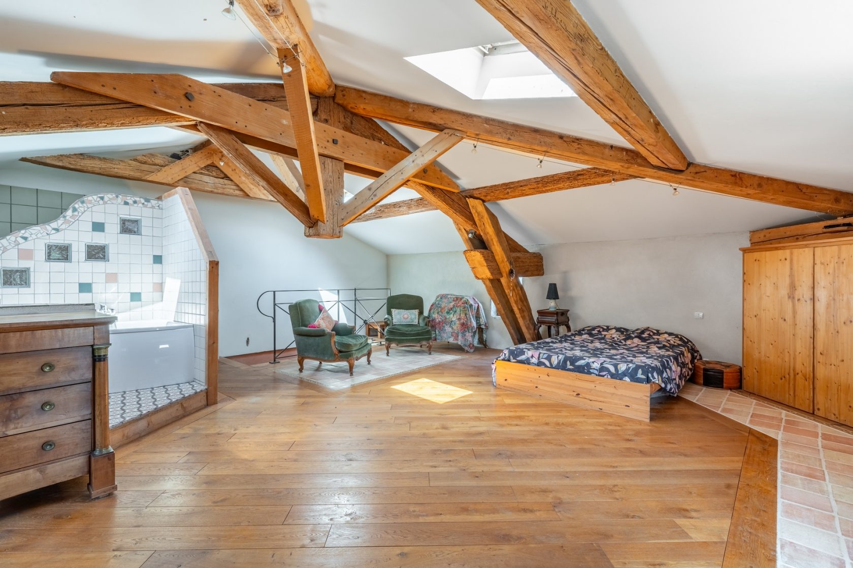 Charming renovated farmhouse and its outbuildings