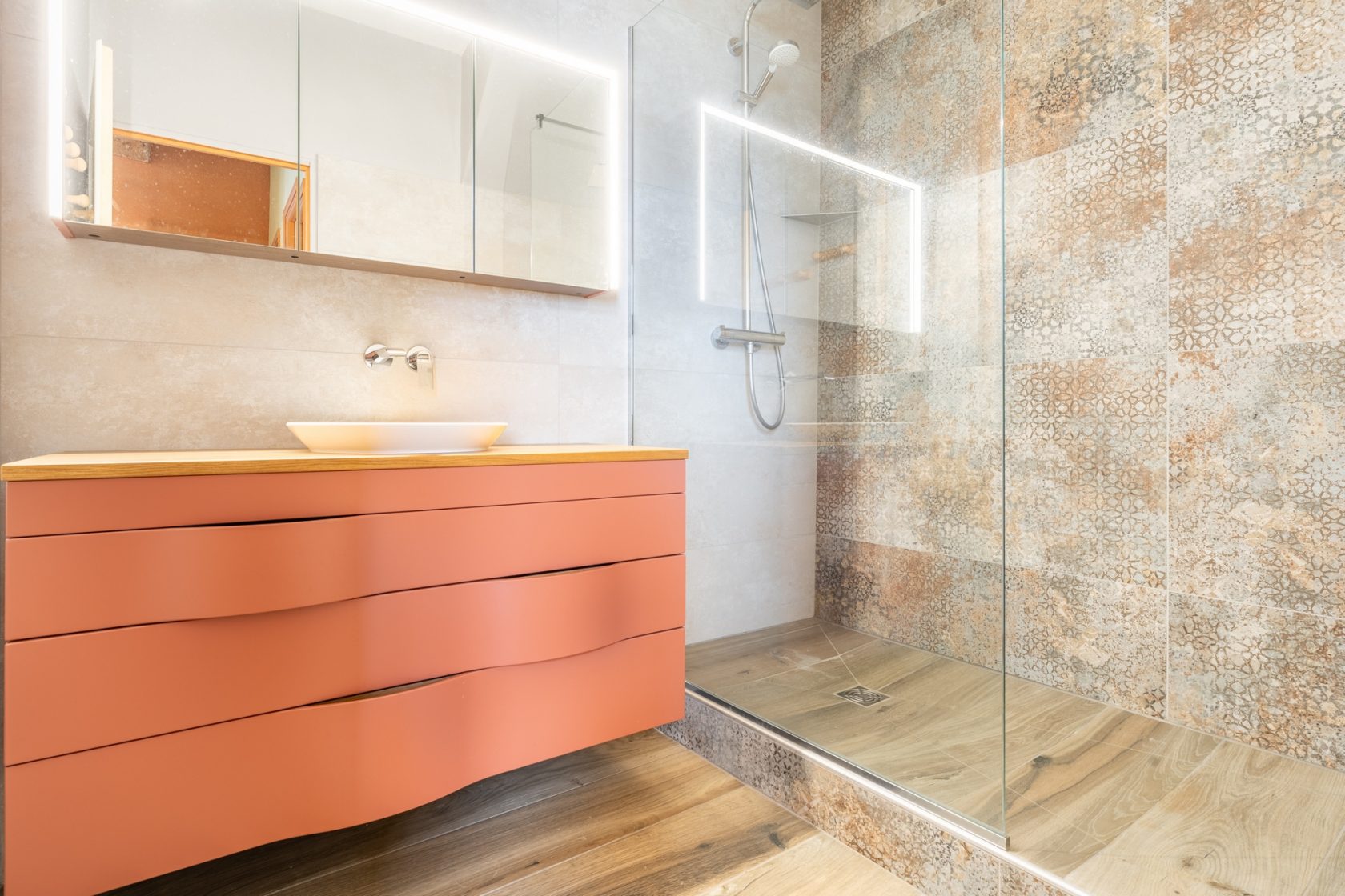 Charming renovated farmhouse and its outbuildings