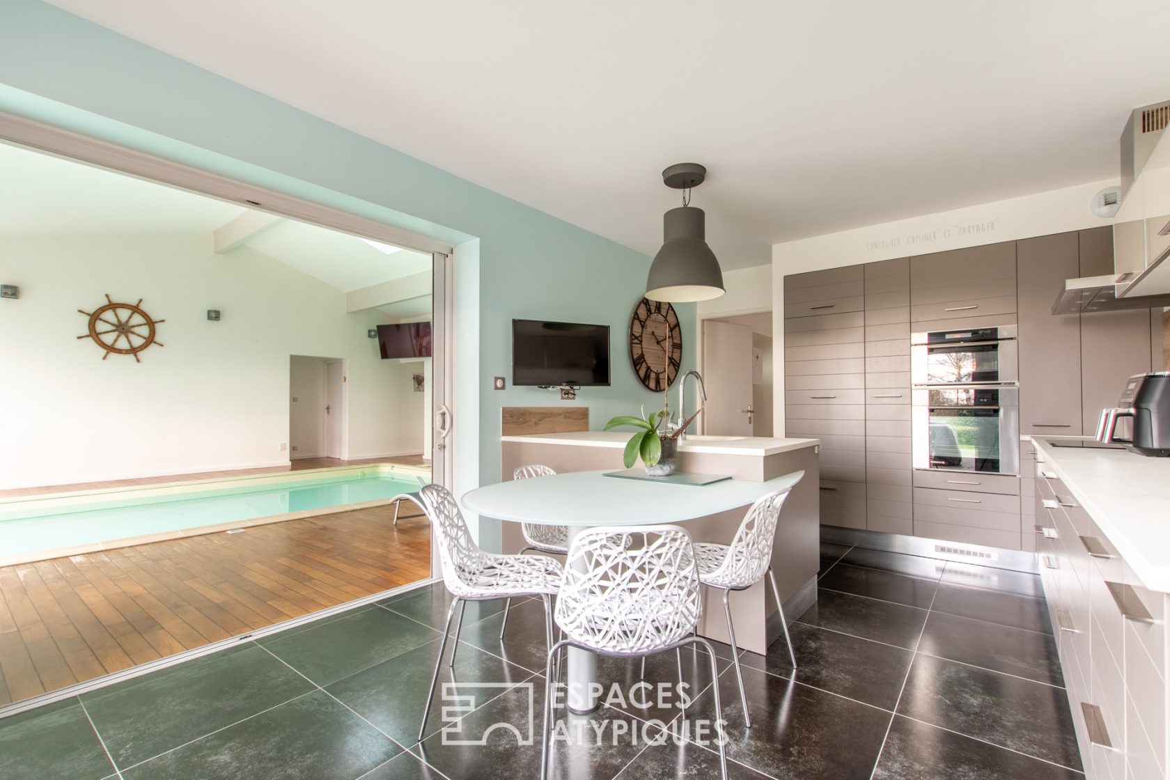 Villa d’architecte avec piscine tournée vers la forêt