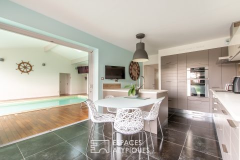 Villa d’architecte avec piscine tournée vers la forêt