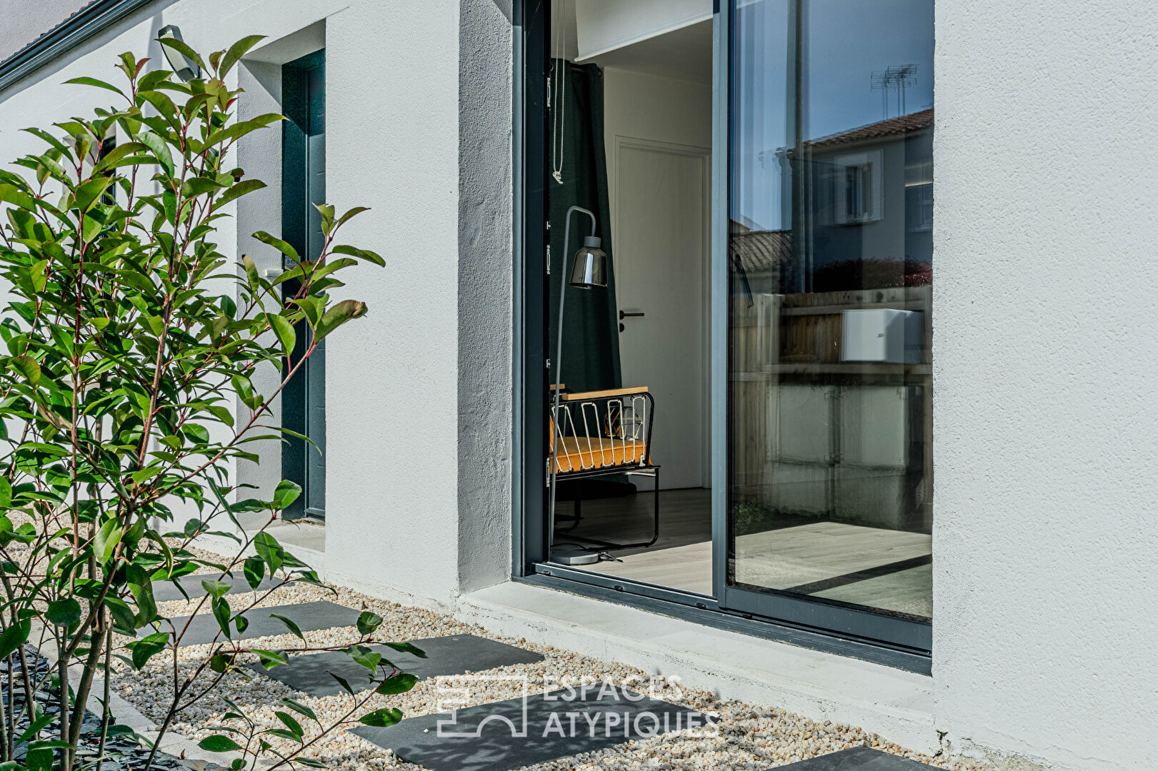 Renovated single-storey house in a dead-end street in La Martellière