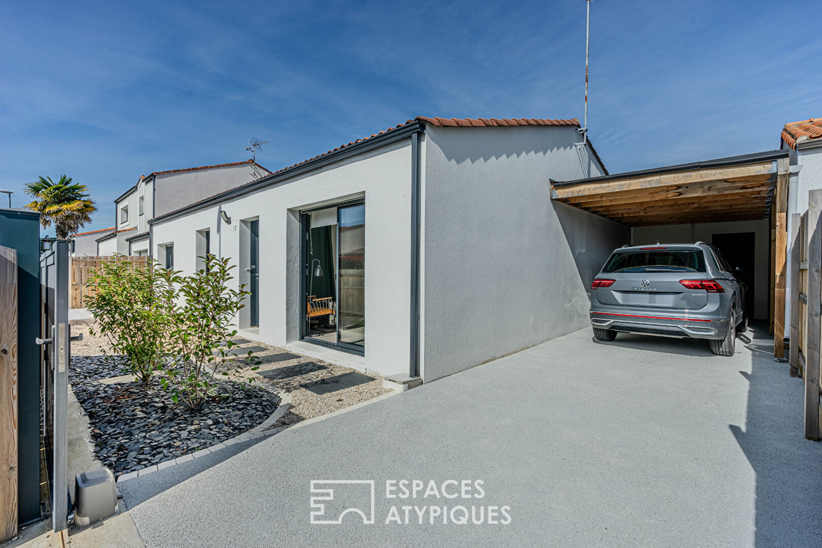Renovated single-storey house in a dead-end street in La Martellière