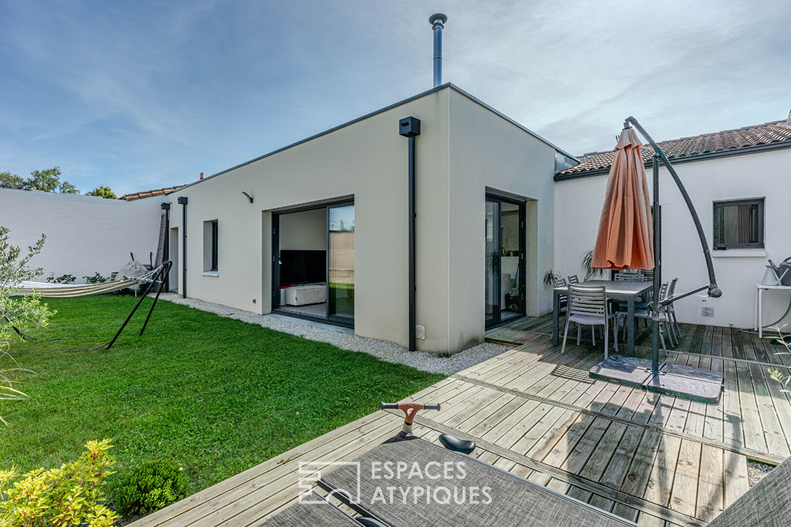 Renovated single-storey house in a dead-end street in La Martellière