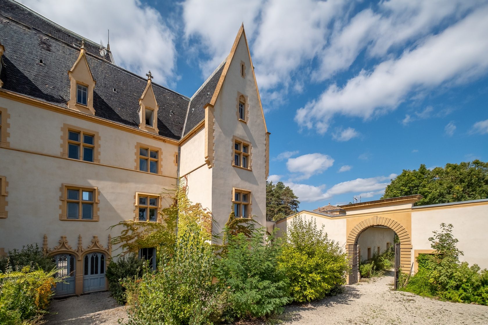 177 m2 duplex in the Château de Bramafan Ste Foy les Lyon