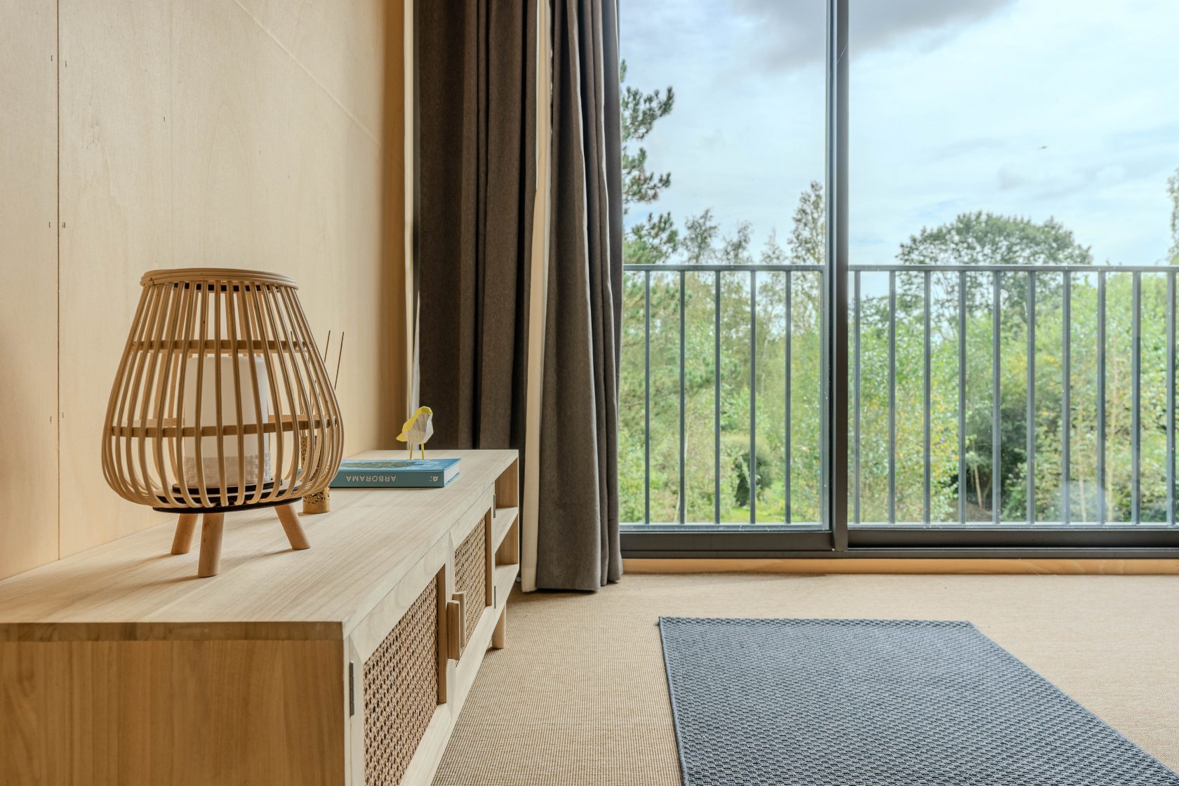 Wood of wood! Superb architect-designed house with its soothing garden