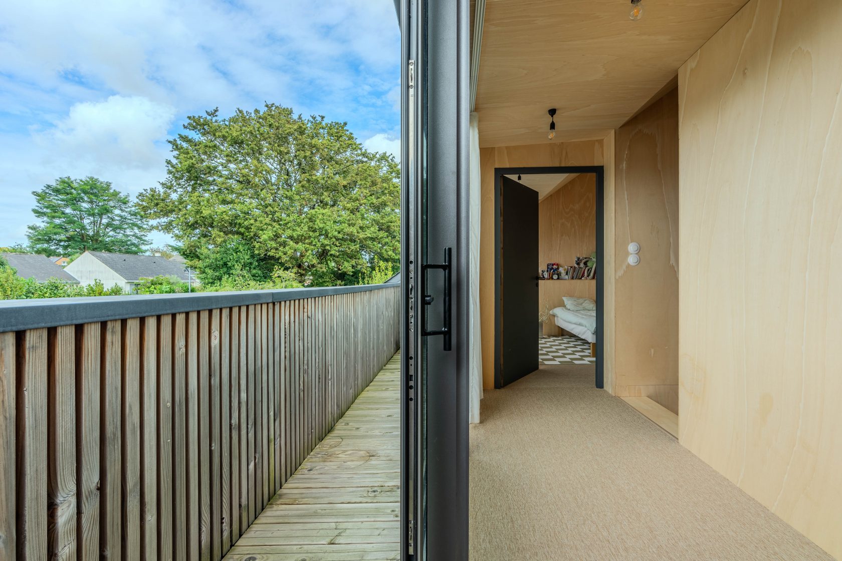 Wood of wood! Superb architect-designed house with its soothing garden