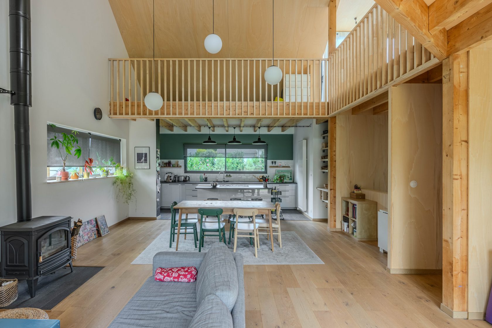 Wood of wood! Superb architect-designed house with its soothing garden