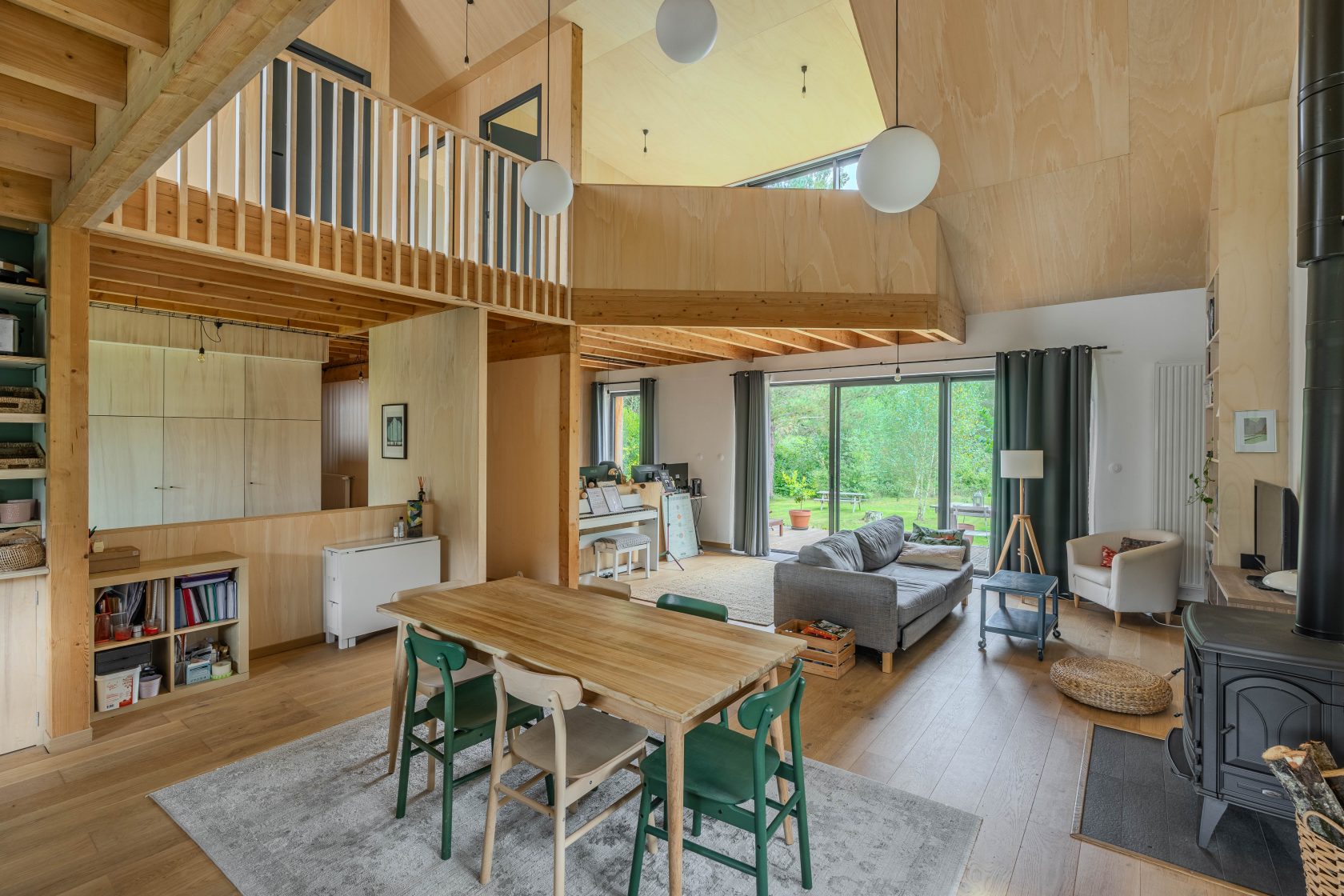 Wood of wood! Superb architect-designed house with its soothing garden
