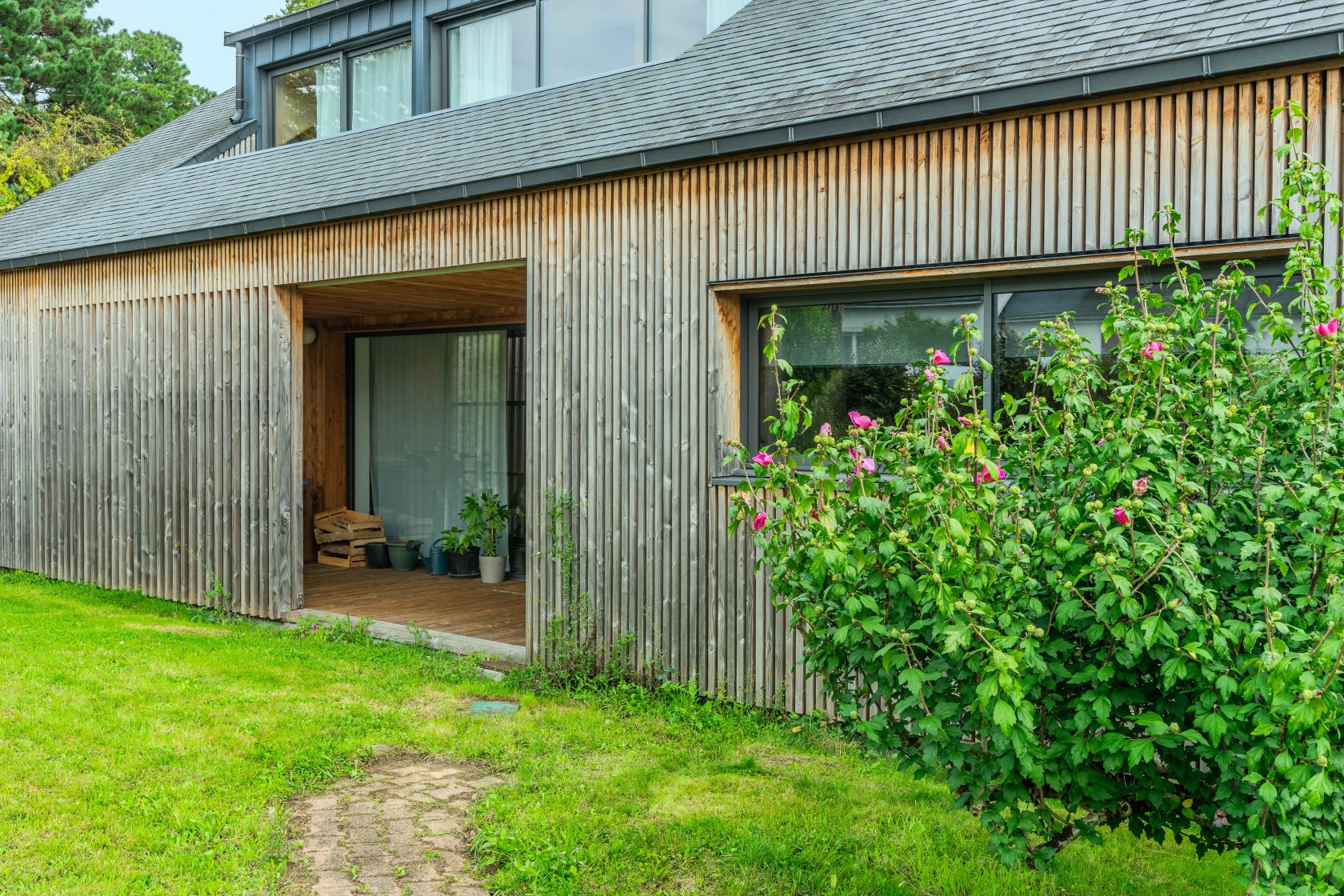 Wood of wood! Superb architect-designed house with its soothing garden