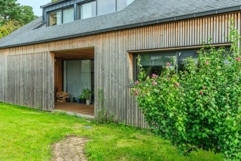 Wood of wood! Superb architect-designed house with its soothing garden