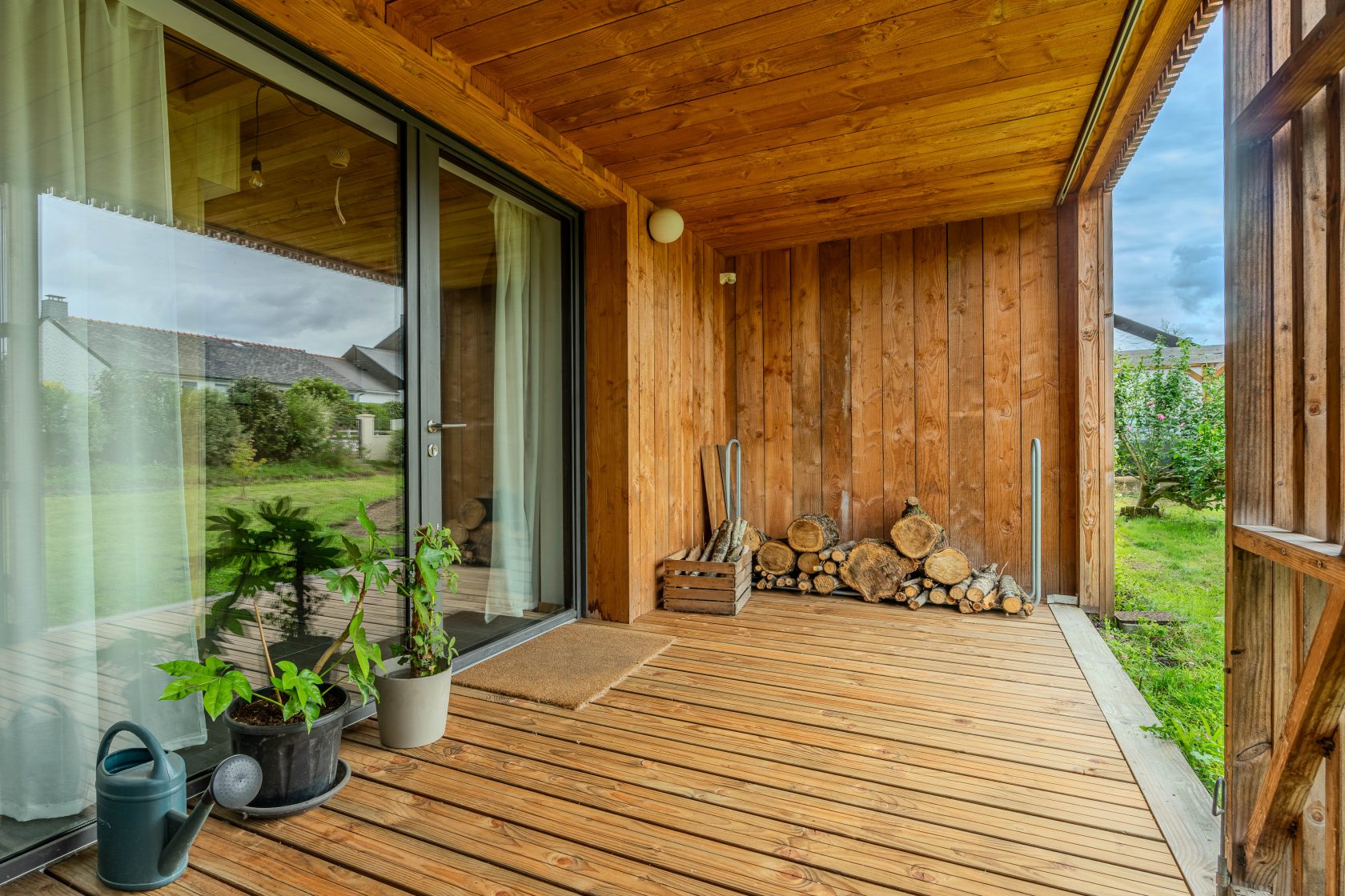 Wood of wood! Superb architect-designed house with its soothing garden