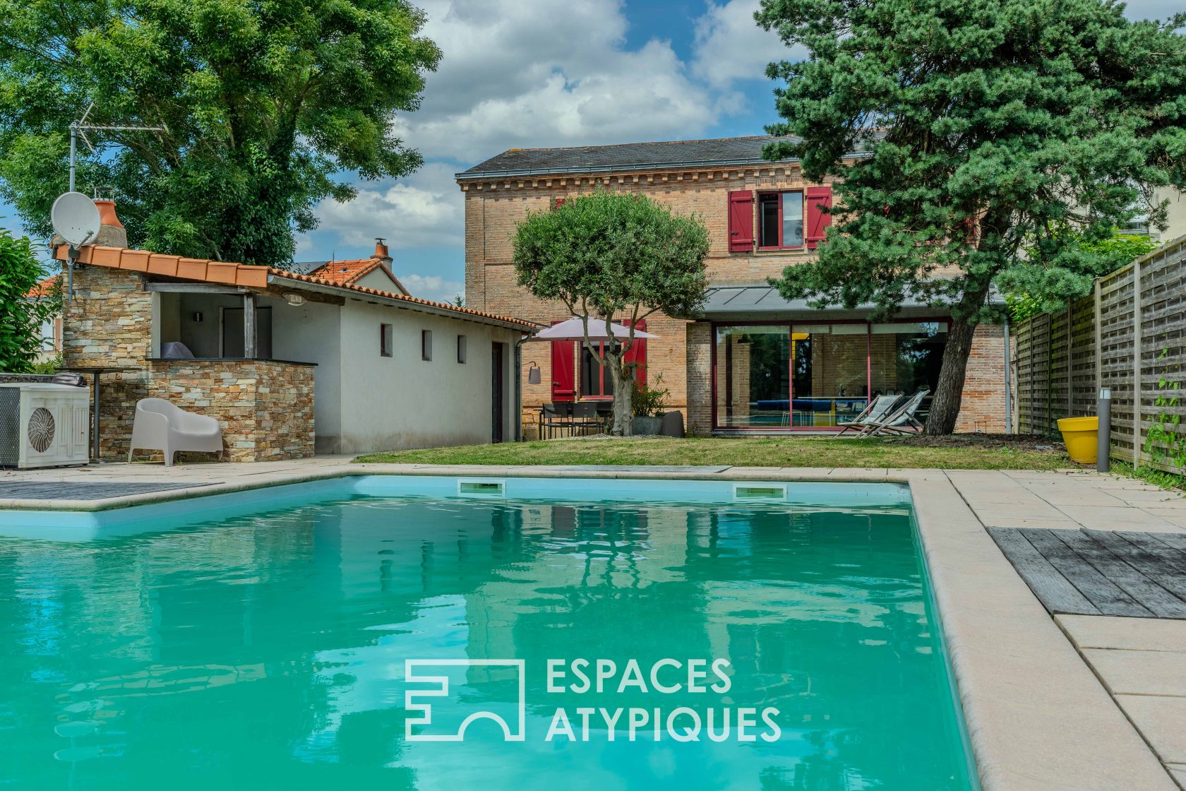 Spacious family home with swimming pool combining charm and modernity