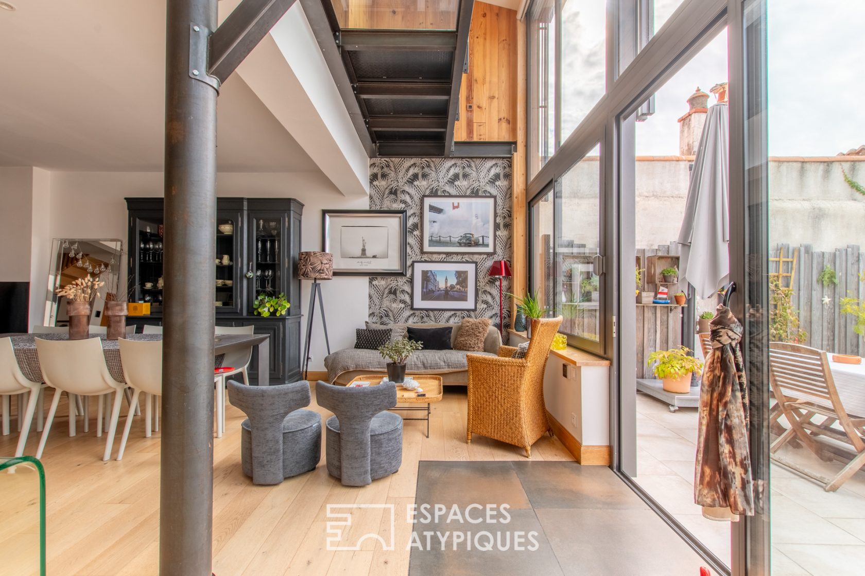 Lumineuse maison de style loft en bord de mer