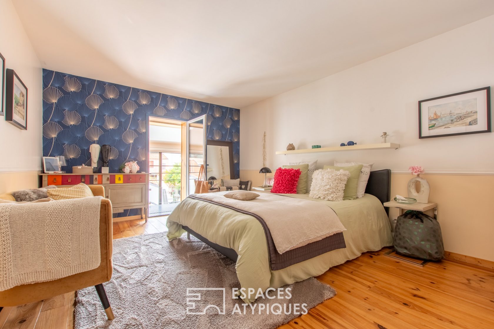 Lumineuse maison de style loft en bord de mer
