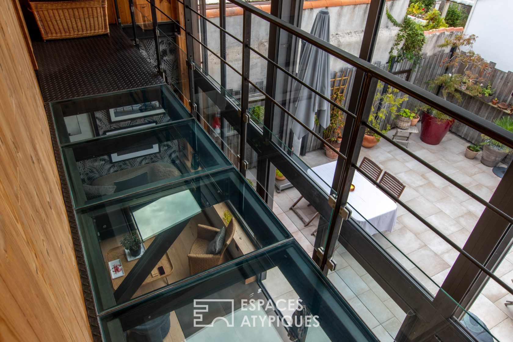 Lumineuse maison de style loft en bord de mer