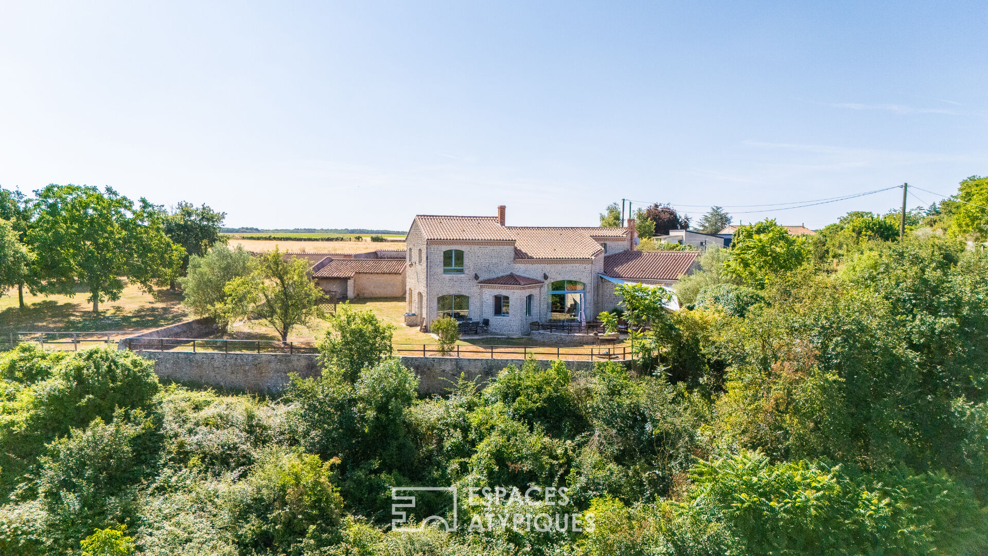 Maison de charme ouverte sur l’horizon