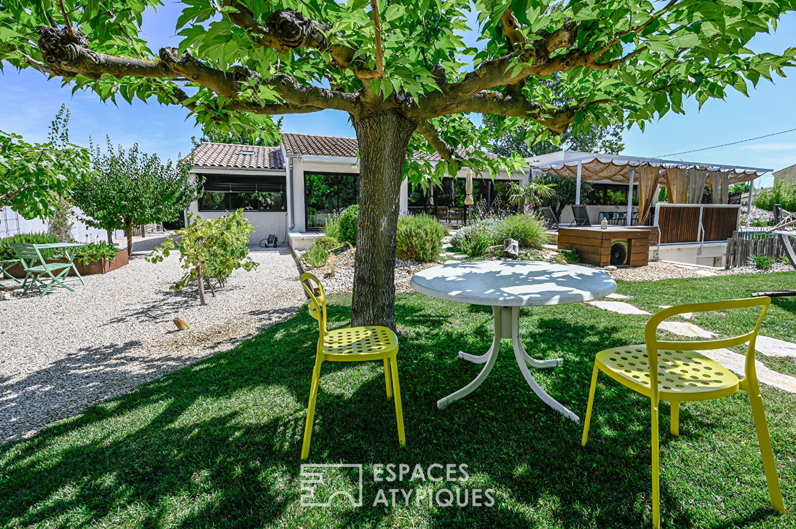 Élégante maison d’architecte en bord de Sorgue