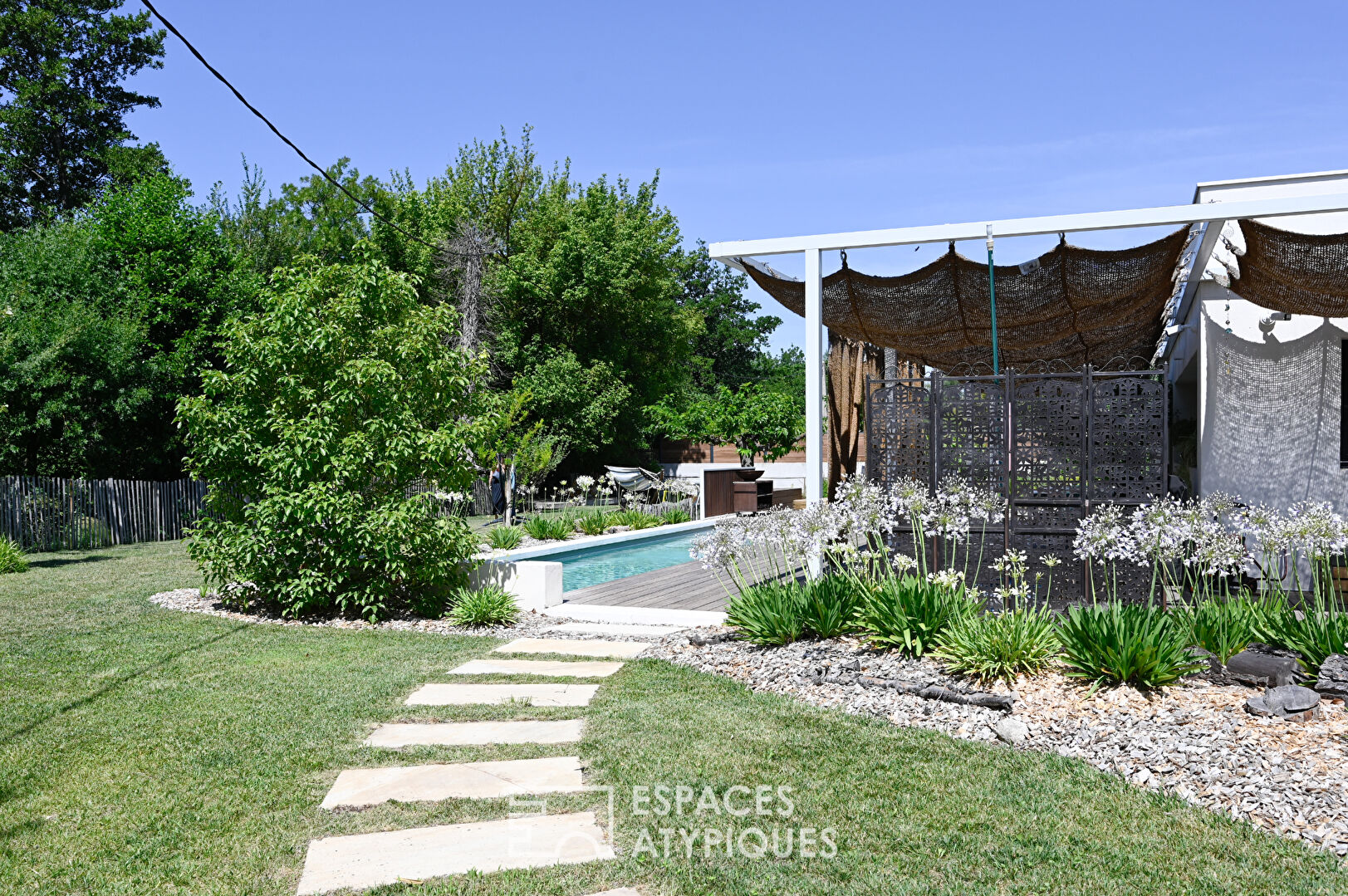 Élégante maison d’architecte en bord de Sorgue