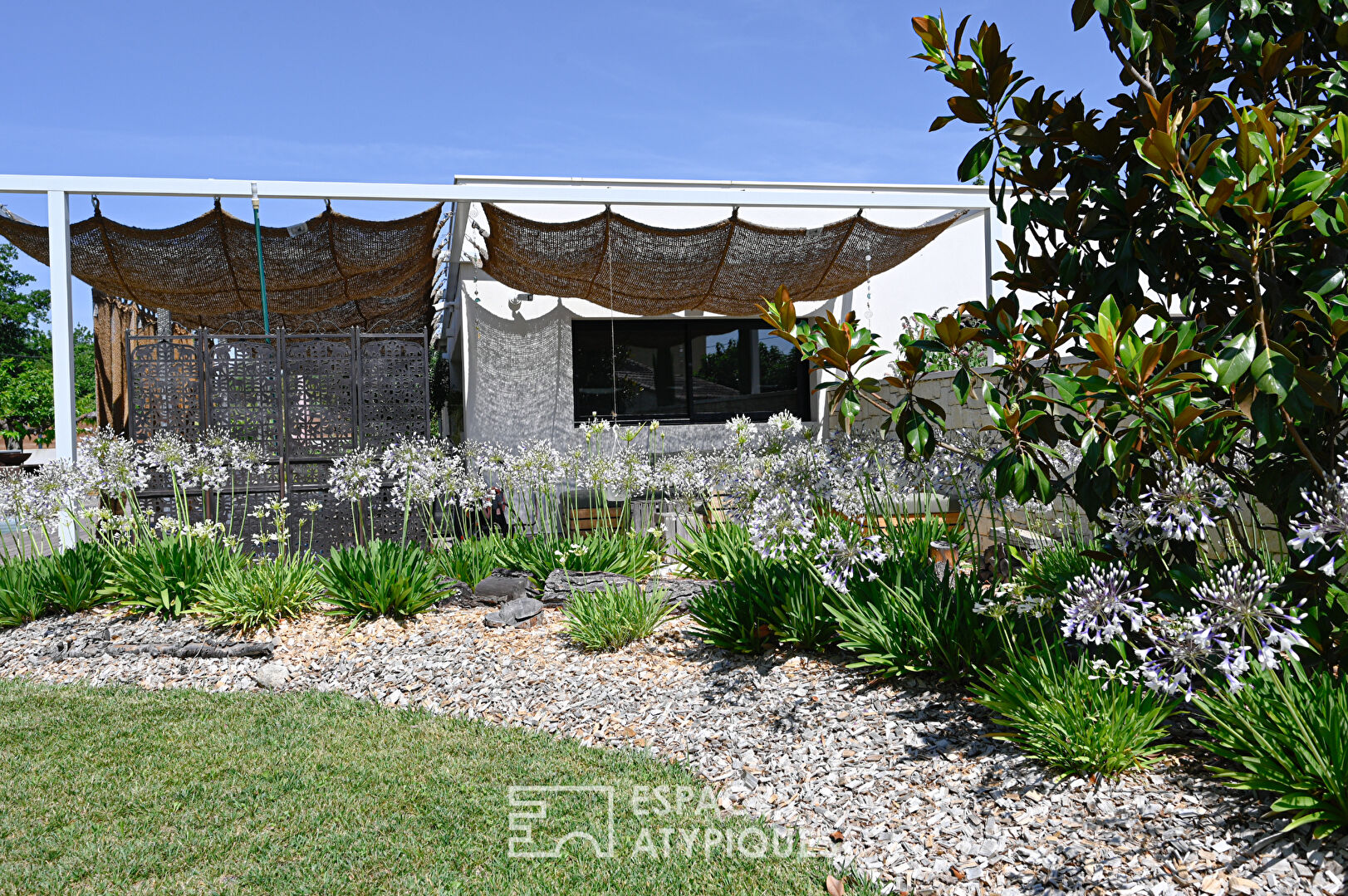 Élégante maison d’architecte en bord de Sorgue