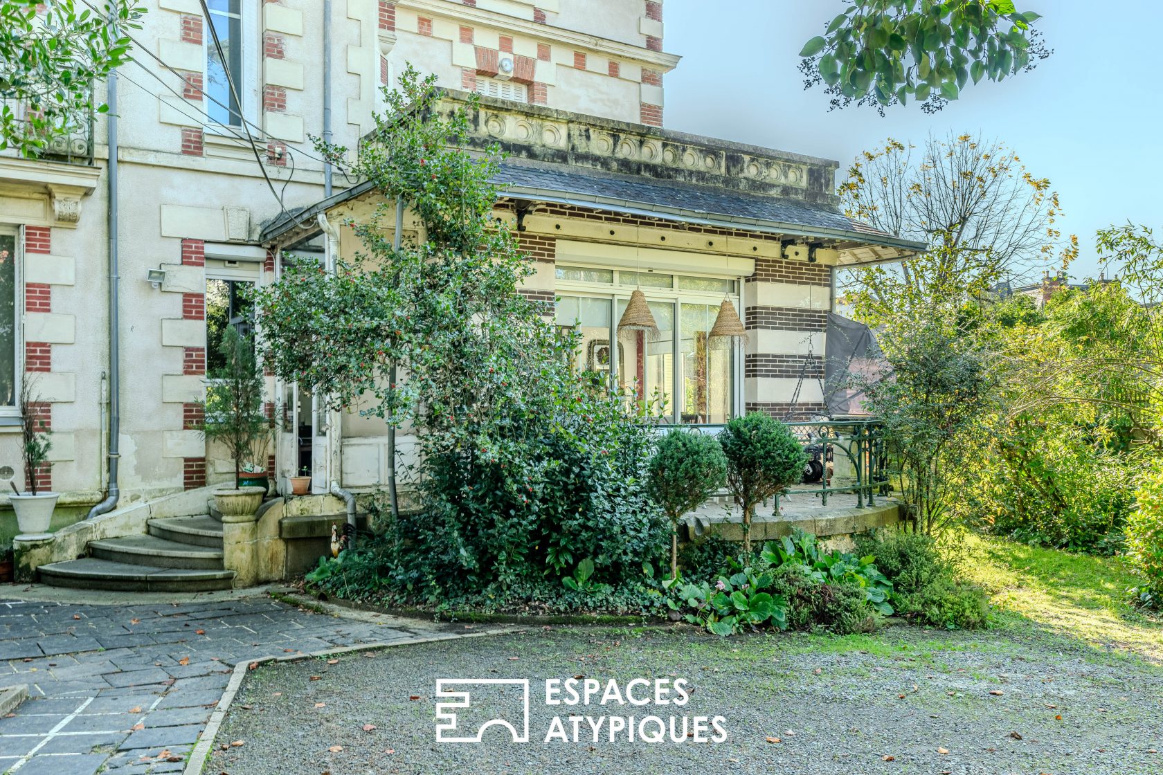 House/apartment in a mansion with private garden