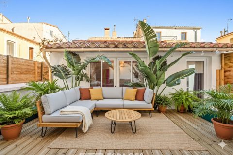 Charming garden-level retreat just steps from the harbor.