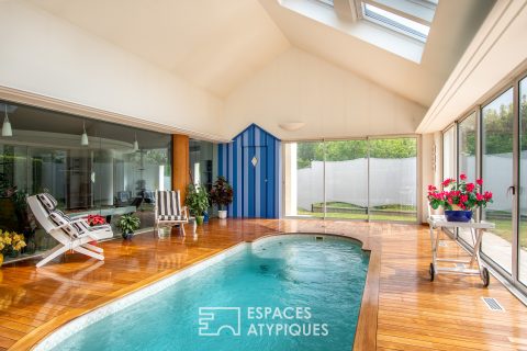 Elégante contemporaine avec piscine intérieur
