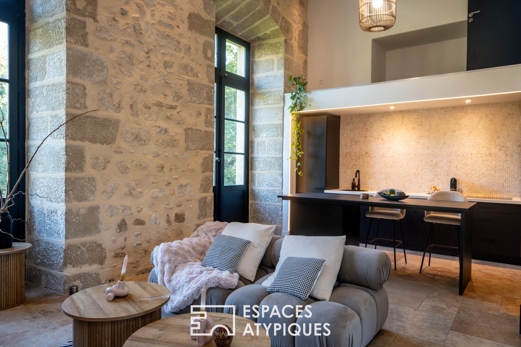 Duplex de Caractère au Rez-de-Chaussée d’un Château