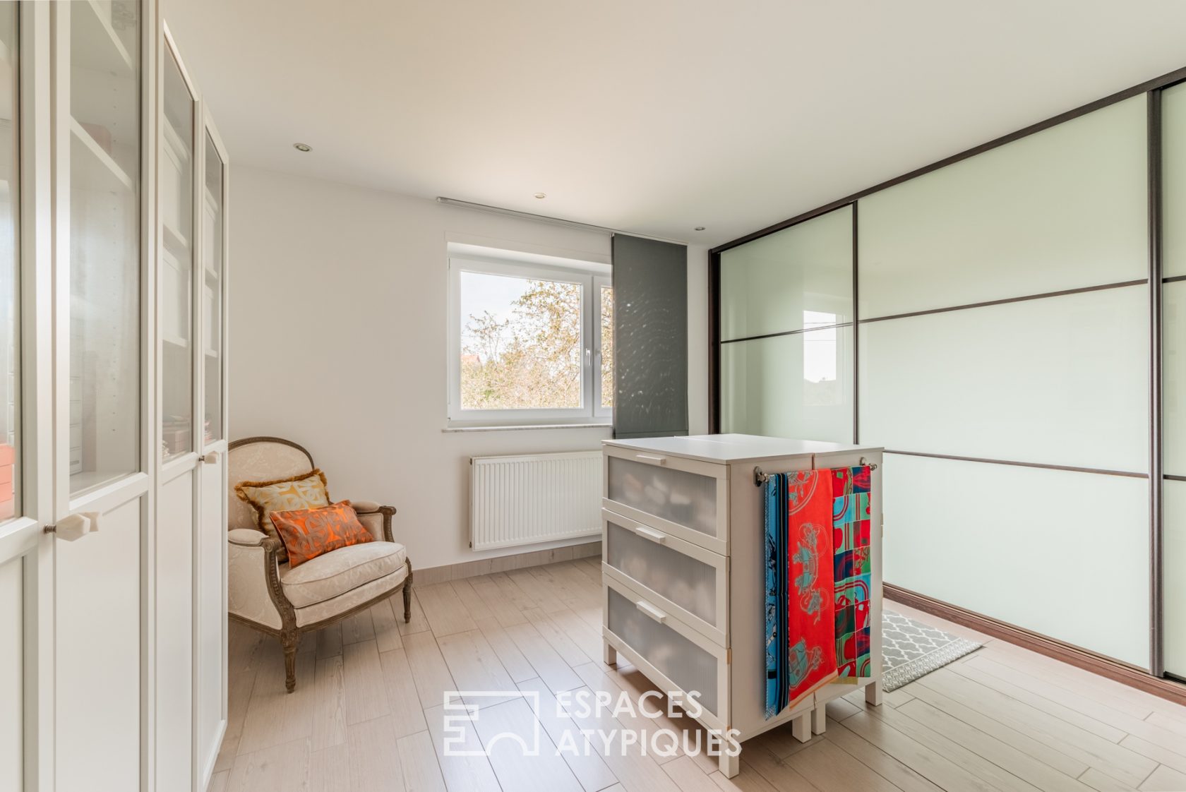 Maison rénovée avec terrasses et jardin arboré