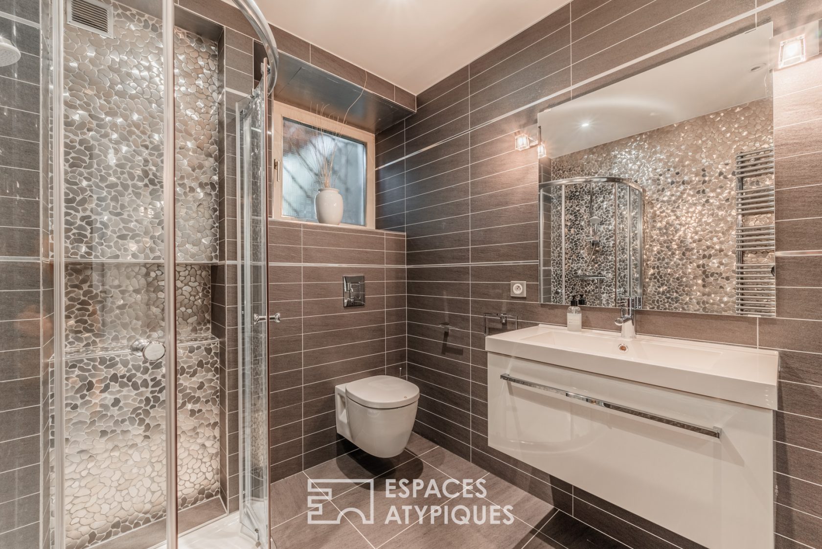 Maison rénovée avec terrasses et jardin arboré