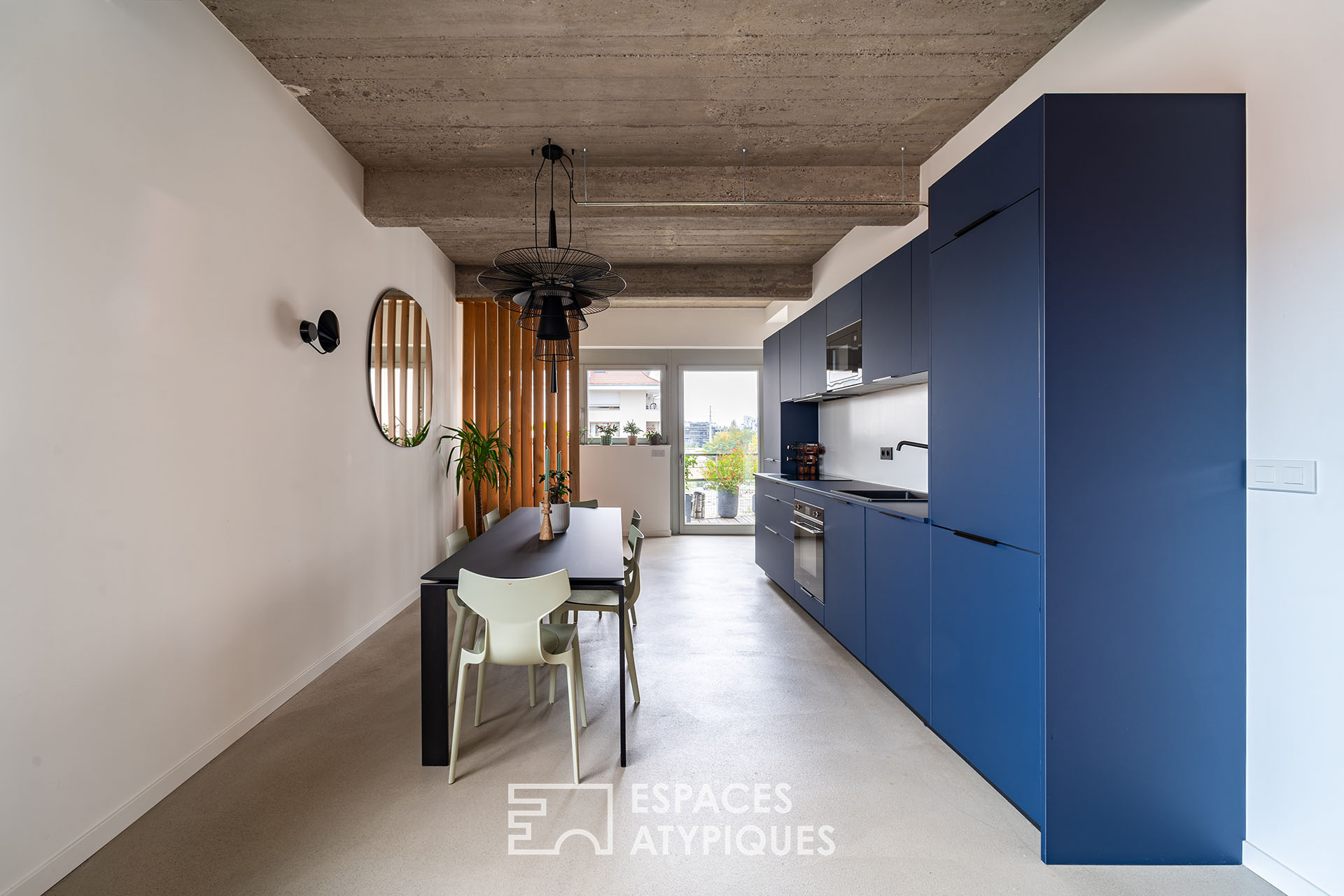 Contemporary loft with two terraces in the Coop district