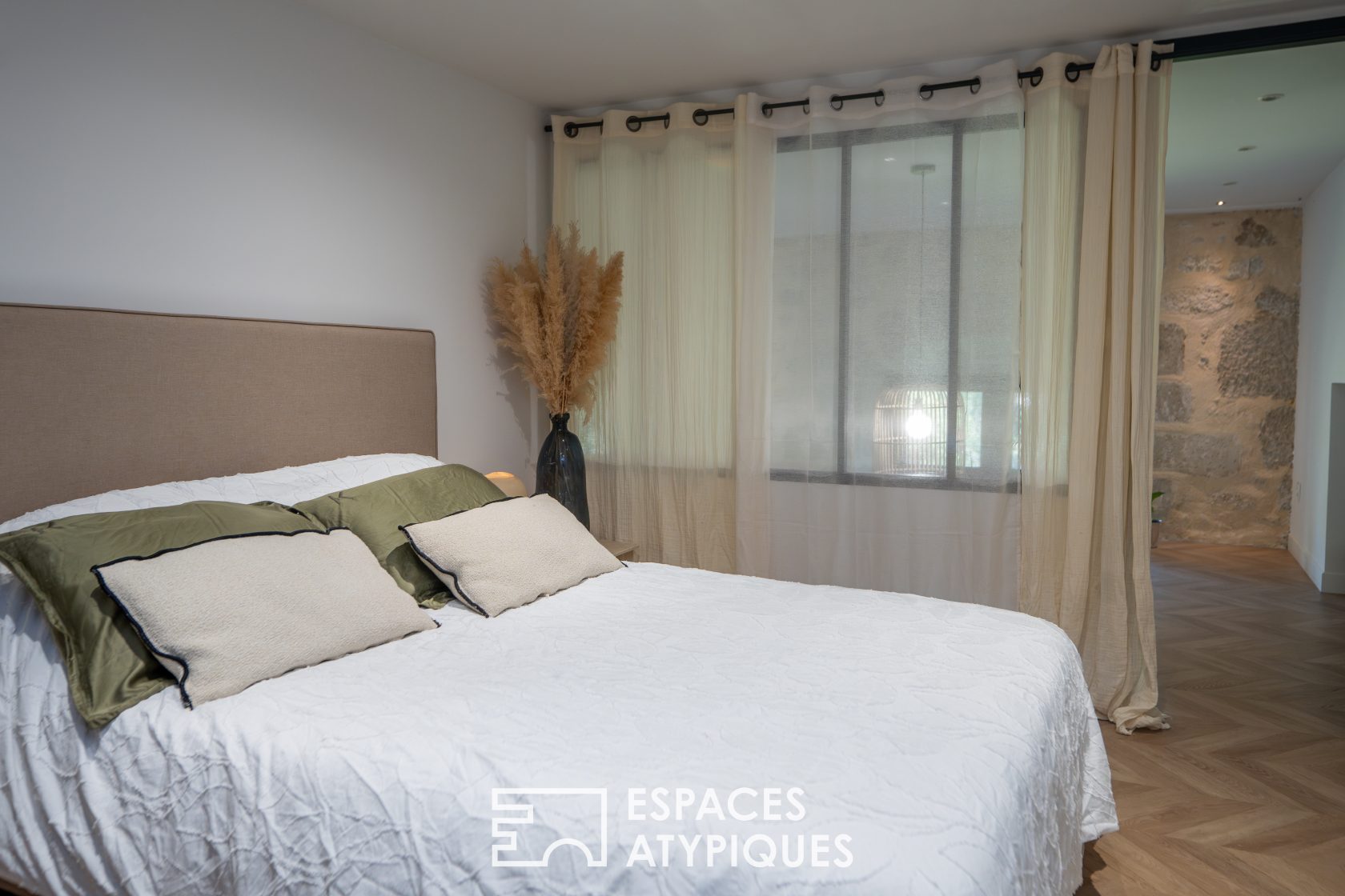 Character duplex apartment on the ground floor of a château