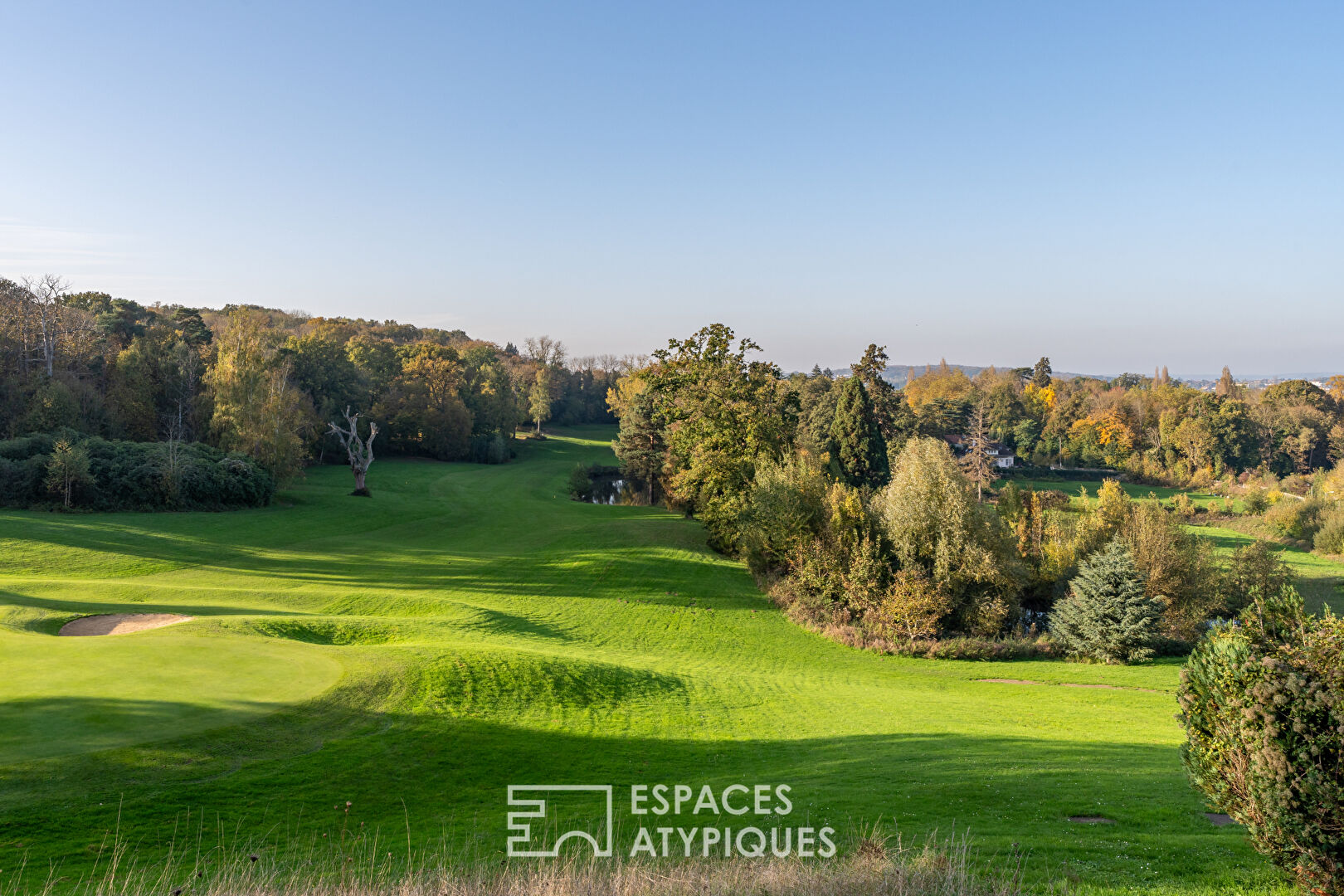 Property with swimming pool on the edge of the Béthemont Golf Course