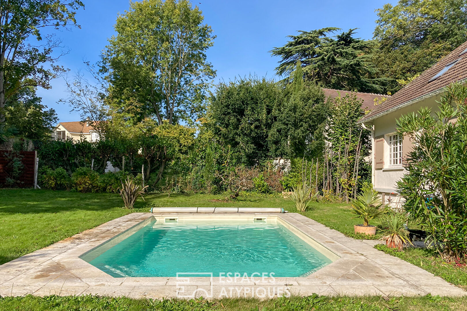 Property with swimming pool on the edge of the Béthemont Golf Course