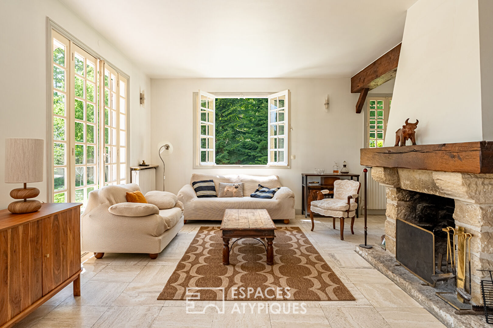 Property with swimming pool on the edge of the Béthemont Golf Course