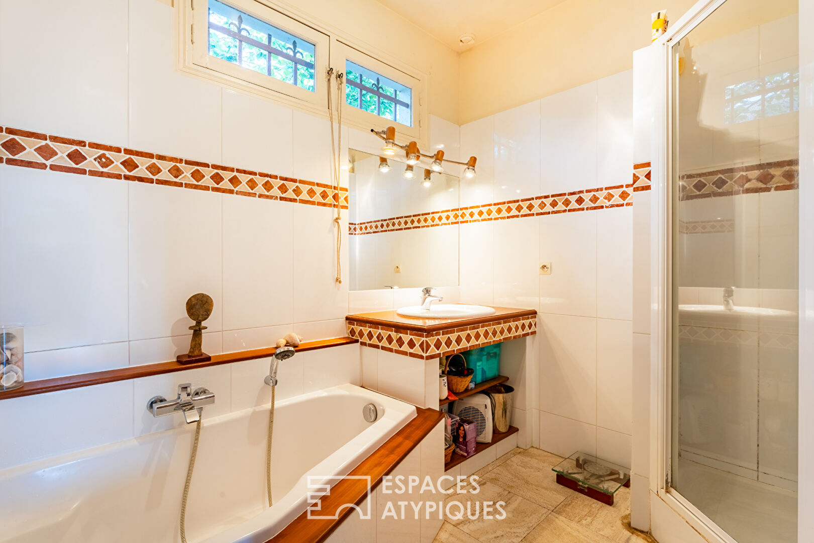 Property with swimming pool on the edge of the Béthemont Golf Course