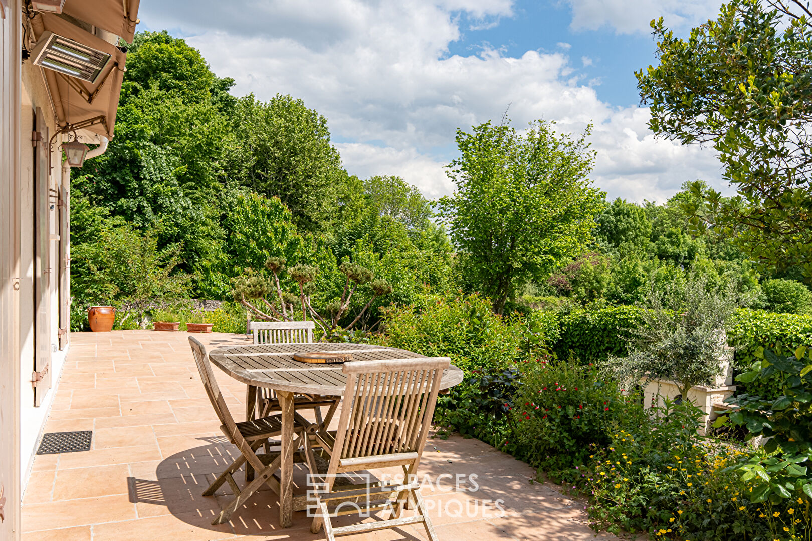 Property with swimming pool on the edge of the Béthemont Golf Course