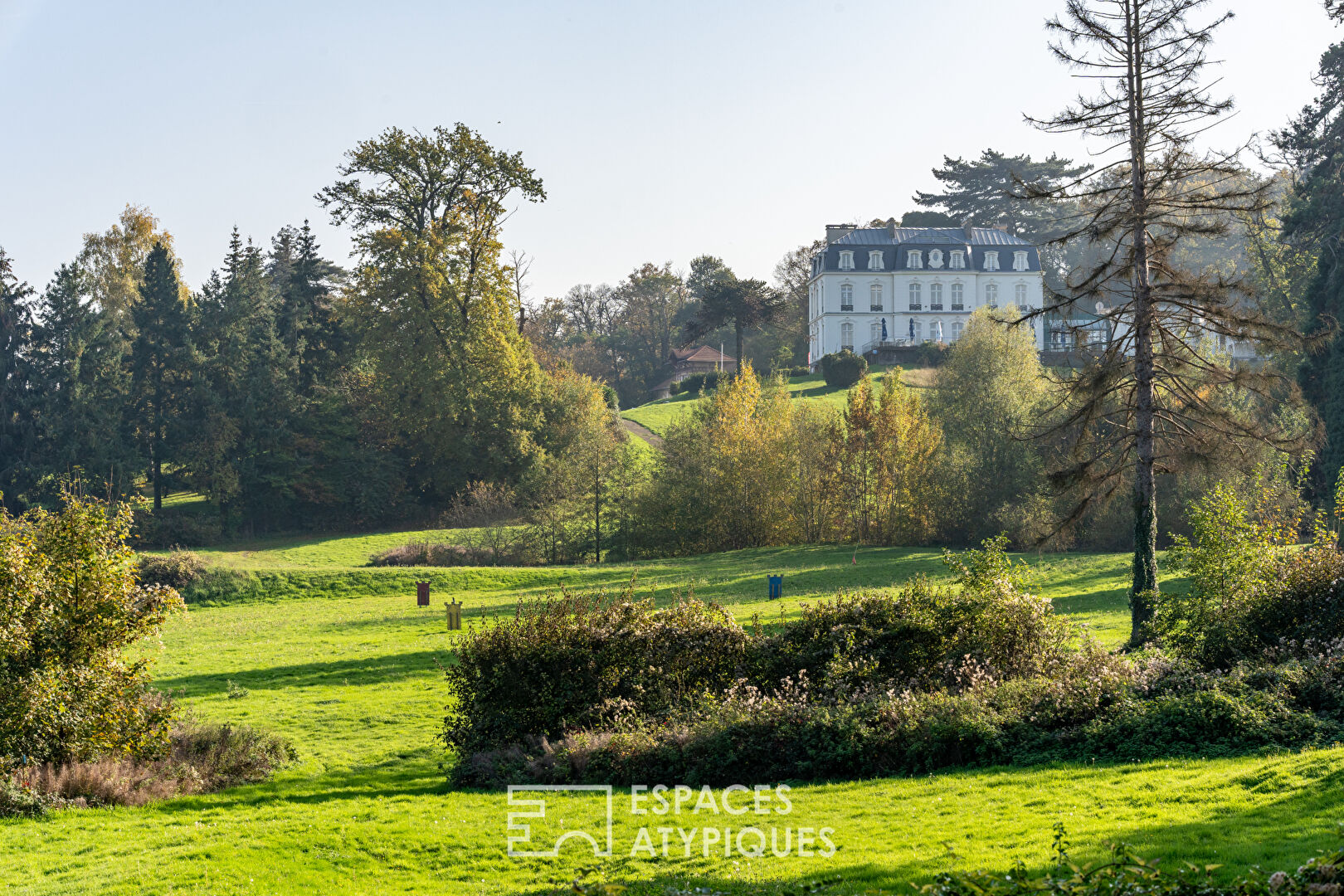 Property with swimming pool on the edge of the Béthemont Golf Course