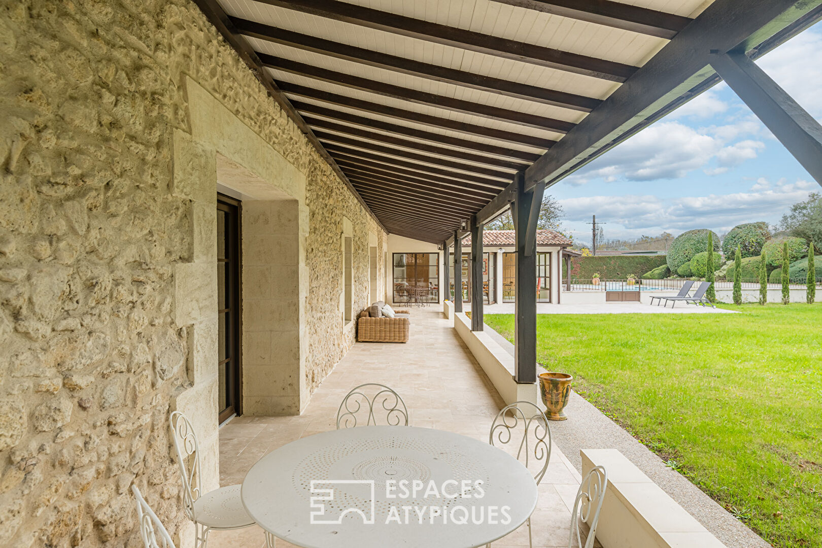 Maison de Maître en pierre avec piscine et dépendance